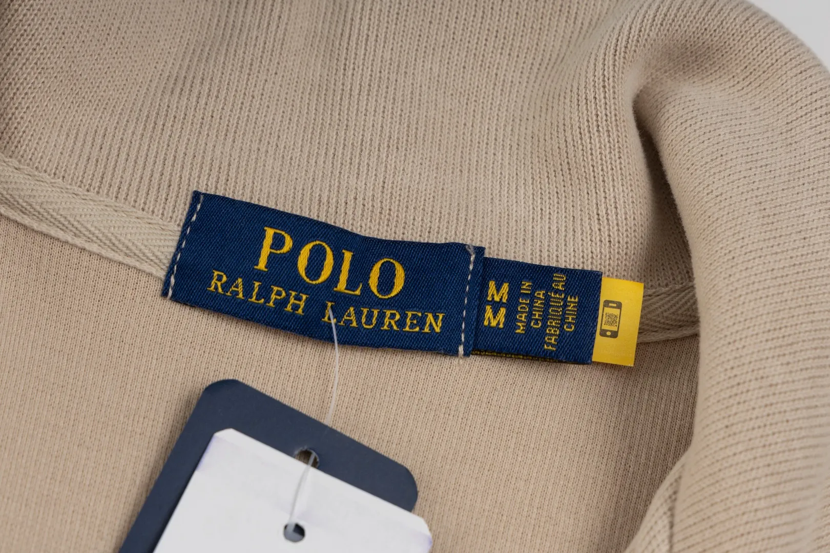 P230 #R97 Ralph lauren twelve-color embroidered pony logo half-zip high-neck long-sleeved knitted sweatshirt. The same style for men and women. New autumn sweatshirts for couples are here! This kind of sweatshirt is really popular this year, even more popular than the hooded sweatshirt. Open the zipper and it can be used as a large lapel, which makes it more fashionable. The color of the classic design of the little war horse on the chest is matched with the embroidery. The simple zipper design echoes the brand logo, so you don’t need to match too much. The sweater version is loose enough! The fabric is custom-woven and dyed 100 cotton. 320g high gram weight 100% cotton knitted cotton with a certain thickness. The fabric is soft and comfortable, and the three-dimensional fabric is full of texture. The stitching is three needles and five threads, which is beautiful and strong. The pattern is also good. Although it is loose, it does not look bulky! - It is not a popular color scheme on the street. The color is pure and highly recommended. The upper body has a particularly high rate of turning heads. Loose style. Big drop shoulder OS style. Same style for men and women. Couple wear. Versatile and practical! Color: Gray, navy, khaki, green label, oatmeal brown label, apricot, black, army green, burgundy, pink, dark gray, light blue, white. Size: S M L XL Length: 70/72/74/76 Bust: 53.5/55.5/57.5/58.5 Shoulder width: 44/45/46/47 Sleeve length: 61/62/63/64